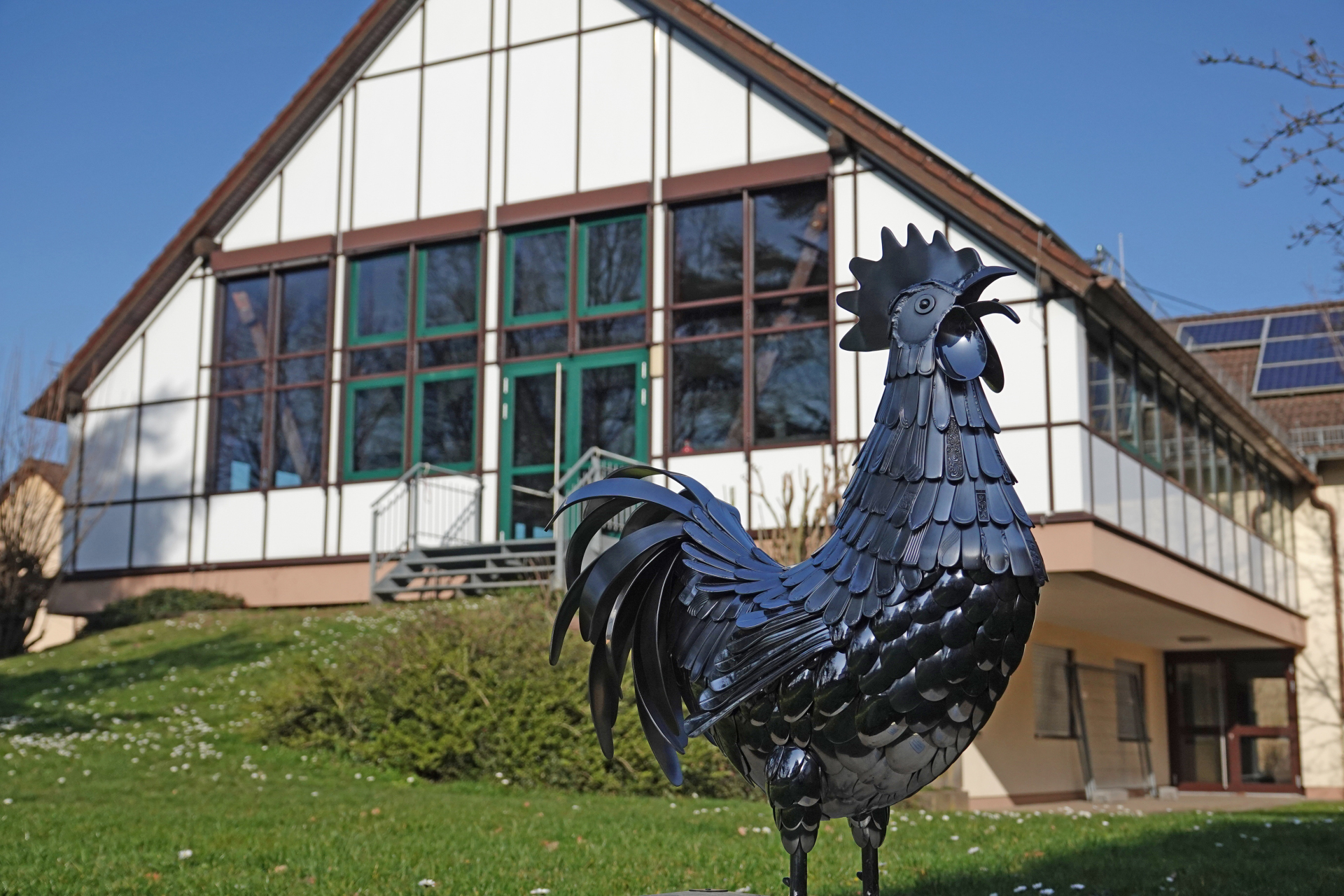 Dorfgemeinschaftshaus Böbingen mit Jubiläumsgockel.
