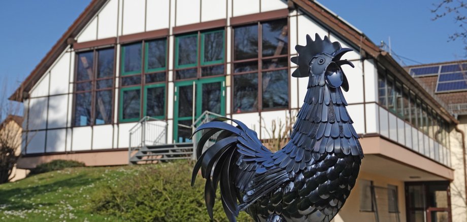 Dorfgemeinschaftshaus Böbingen mit Jubiläumsgockel. Dorfgemeinschaftshaus Böbingen mit Jubiläumsgockel.