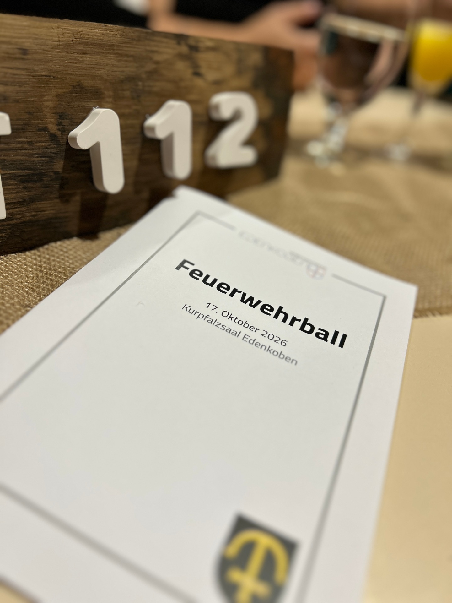 Menükarte mit Platzschild.