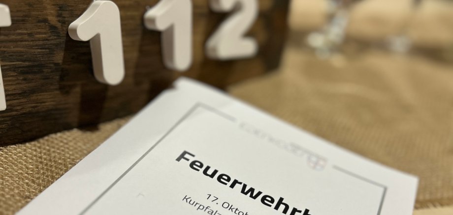 Menükarte mit Platzschild.