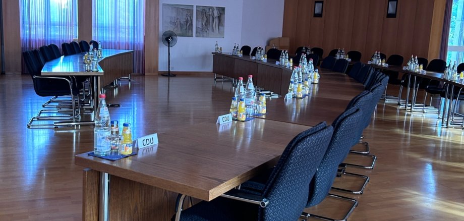 Blick in den Ratsaal. Blick in den Ratsaal.