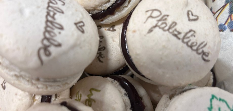 Pfälzische Macarons by Jacqueline Dyck-Laux Pfälzische Macarons by Jacqueline Dyck-Laux