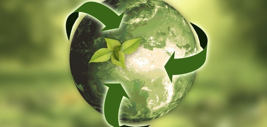 grün dargestellte Erde mit Recycling-Pfeilen