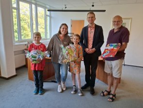 Bürgermeister und Jugendpflegerin mit den Gewinnern. Bürgermeister und Jugendpflegerin mit den Gewinnern.