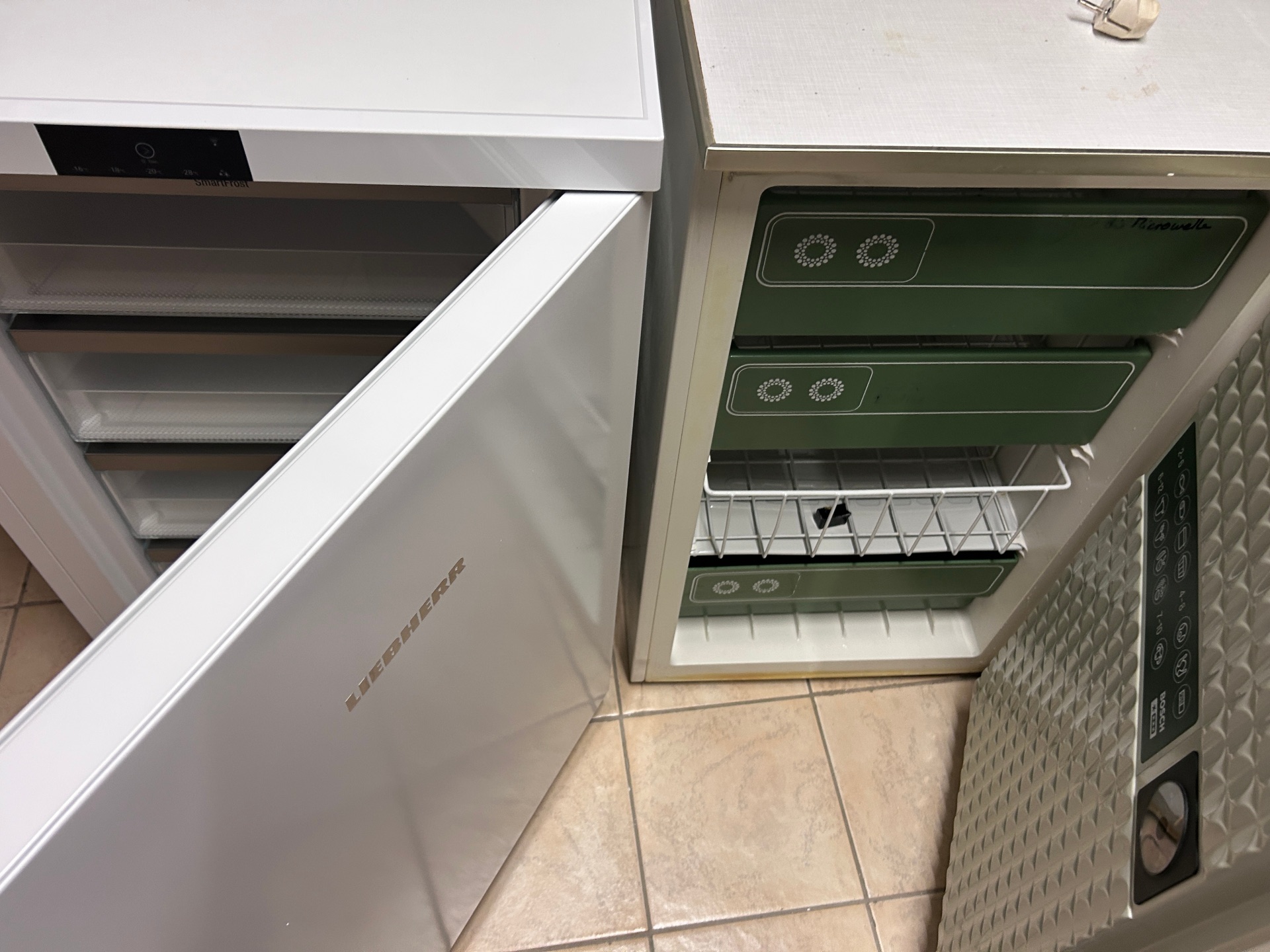 Ältester Kühlschrank in der Verbandsgemeinde Edenkoben mit dem energiesparenden Nachfolgermodell.