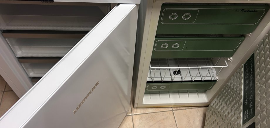 Ältester Kühlschrank in der Verbandsgemeinde Edenkoben mit dem energiesparenden Nachfolgermodell. Ältester Kühlschrank in der Verbandsgemeinde Edenkoben mit dem energiesparenden Nachfolgermodell.