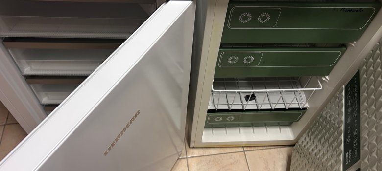Ältester Kühlschrank in der Verbandsgemeinde Edenkoben mit dem energiesparenden Nachfolgermodell. Ältester Kühlschrank in der Verbandsgemeinde Edenkoben mit dem energiesparenden Nachfolgermodell.