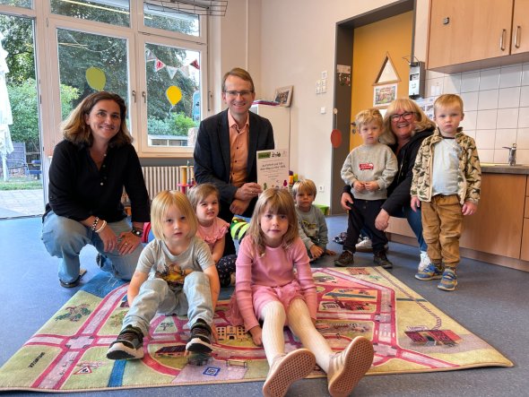 Freude über den neuen Spielteppich - Kinder, Leiterin, Bürgermeister und Klimaschutzmanagerin Kristina Schneider. Freude über den neuen Spielteppich - Kinder, Leiterin, Bürgermeister und Klimaschutzmanagerin Kristina Schneider.