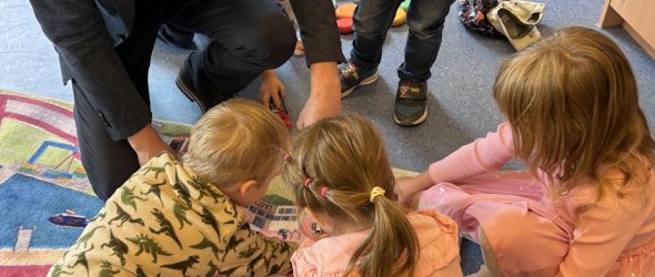 Spielteppich wird bespielt - Bürgermeister mit Kindern. Spielteppich wird bespielt - Bürgermeister mit Kindern.